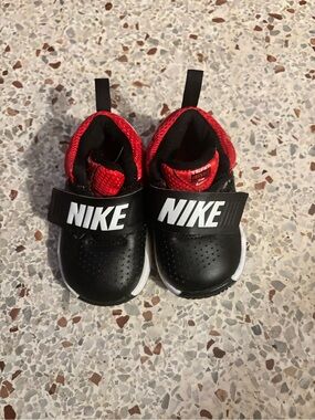 Nike team hustle D8 toddler sneakers size 5C